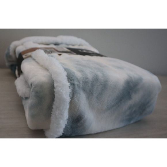 UGG C156542 - 100% Polyester Blue/White Tie Dye Hooded Throw Blanket - Picture 3 of 6